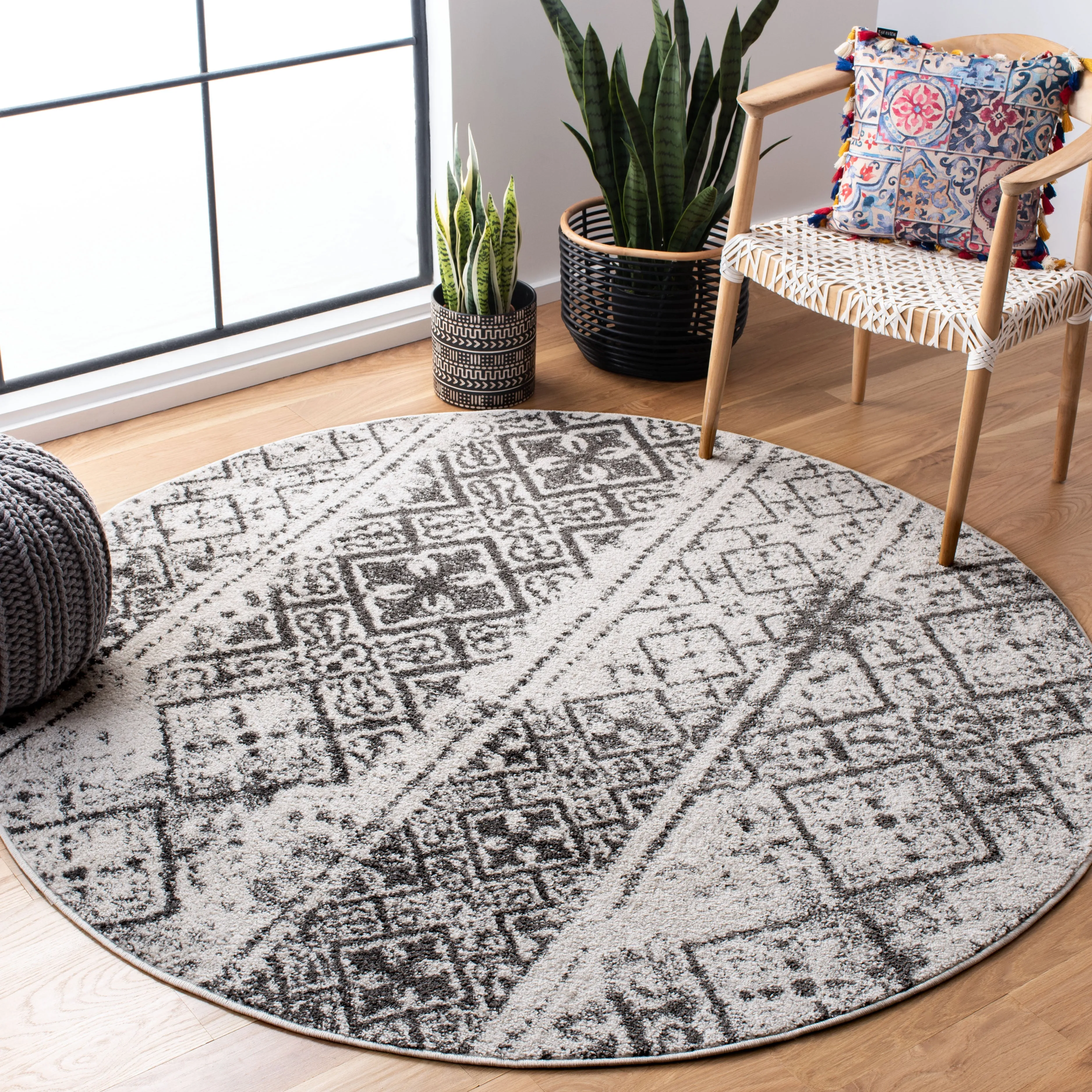 Adirondack Machine Made Area Rug, Silver / Black Traditional Style Easy Care