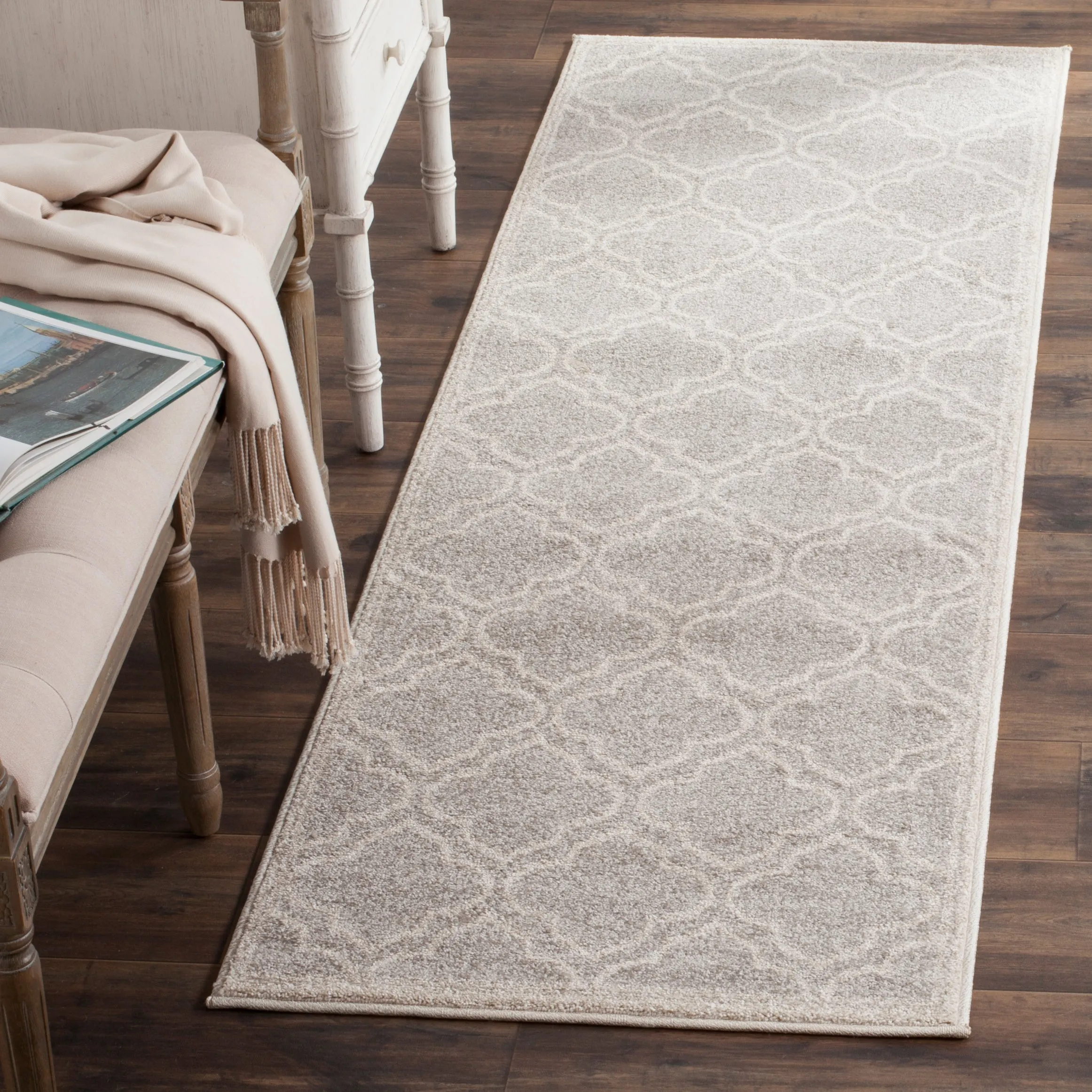 Amherst Machine Made Area Rug, Light Grey / Ivory Contemporary Style Easy Care
