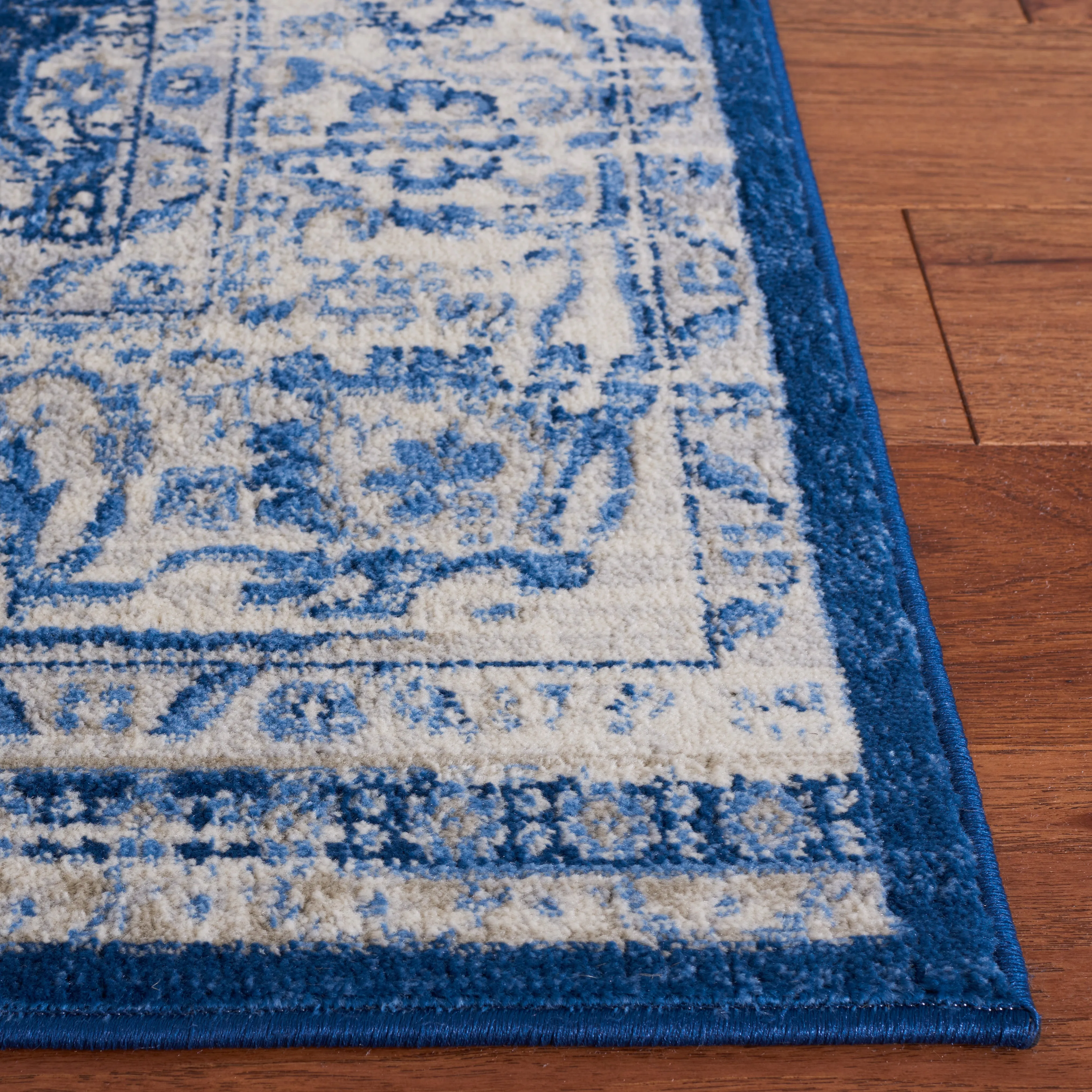 Brentwood Machine Made Area Rug, Ivory / Navy Traditional Style Easy Care