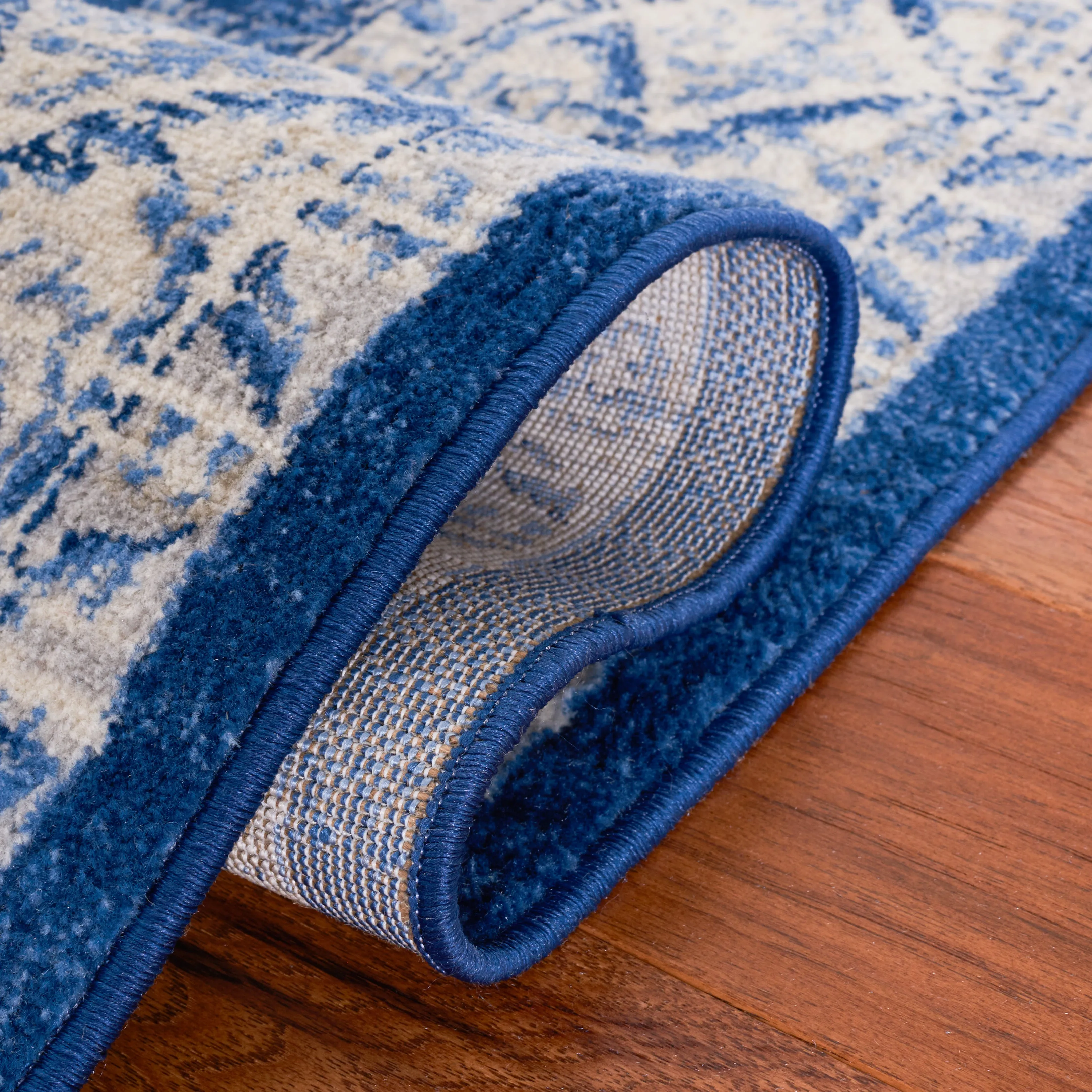 Brentwood Machine Made Area Rug, Ivory / Navy Traditional Style Easy Care