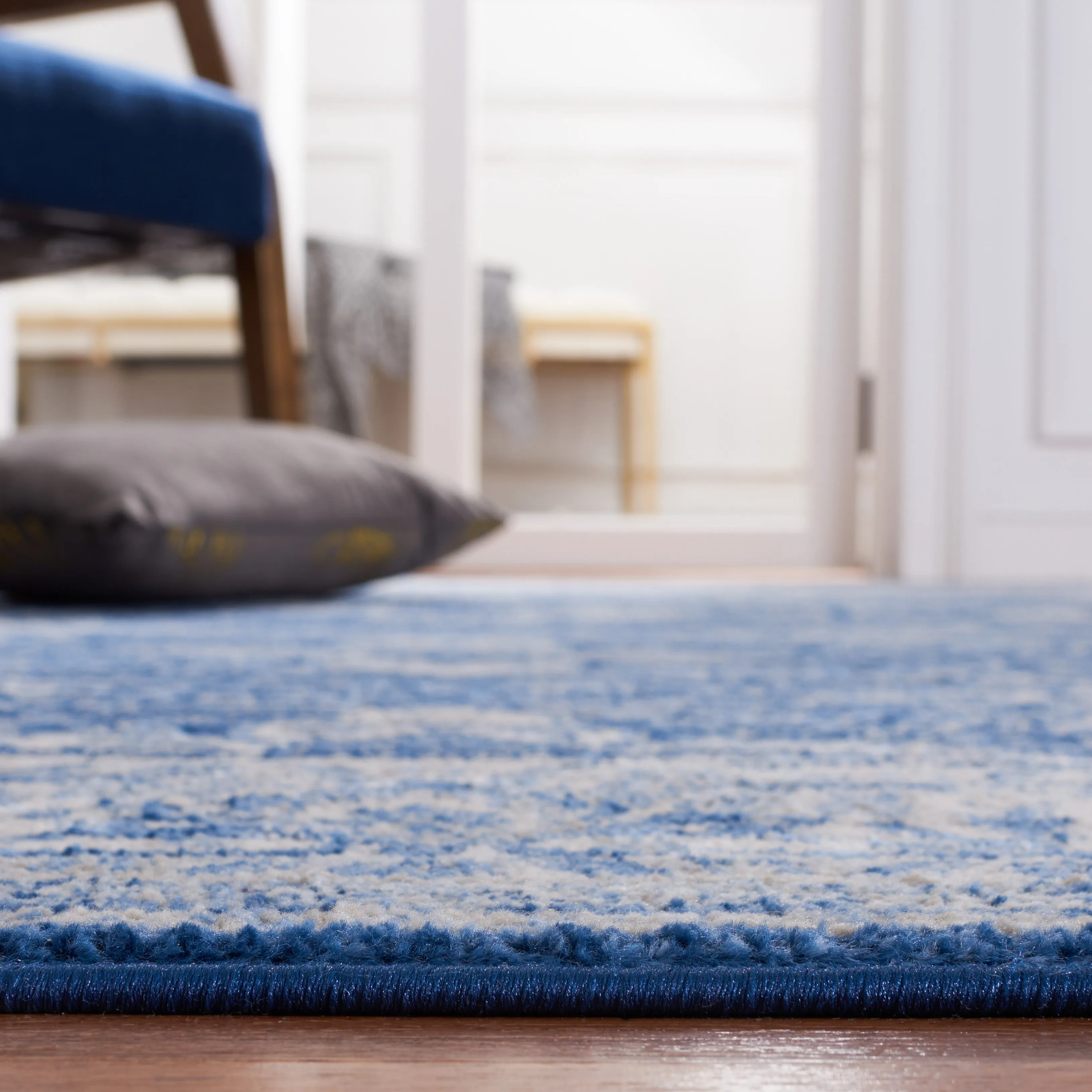 Brentwood Machine Made Area Rug, Ivory / Navy Traditional Style Easy Care