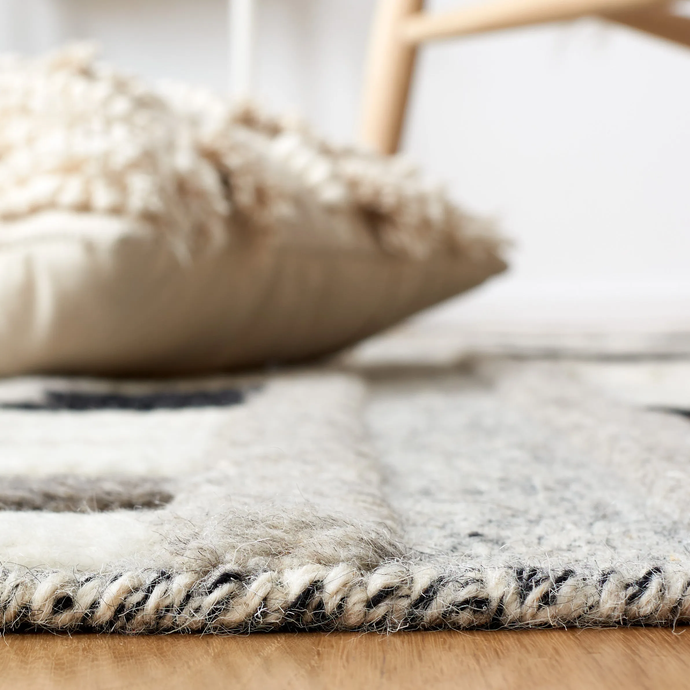Casablanca Hand Made Area Rug, Ivory / Black Bohemian Style Non-Shedding