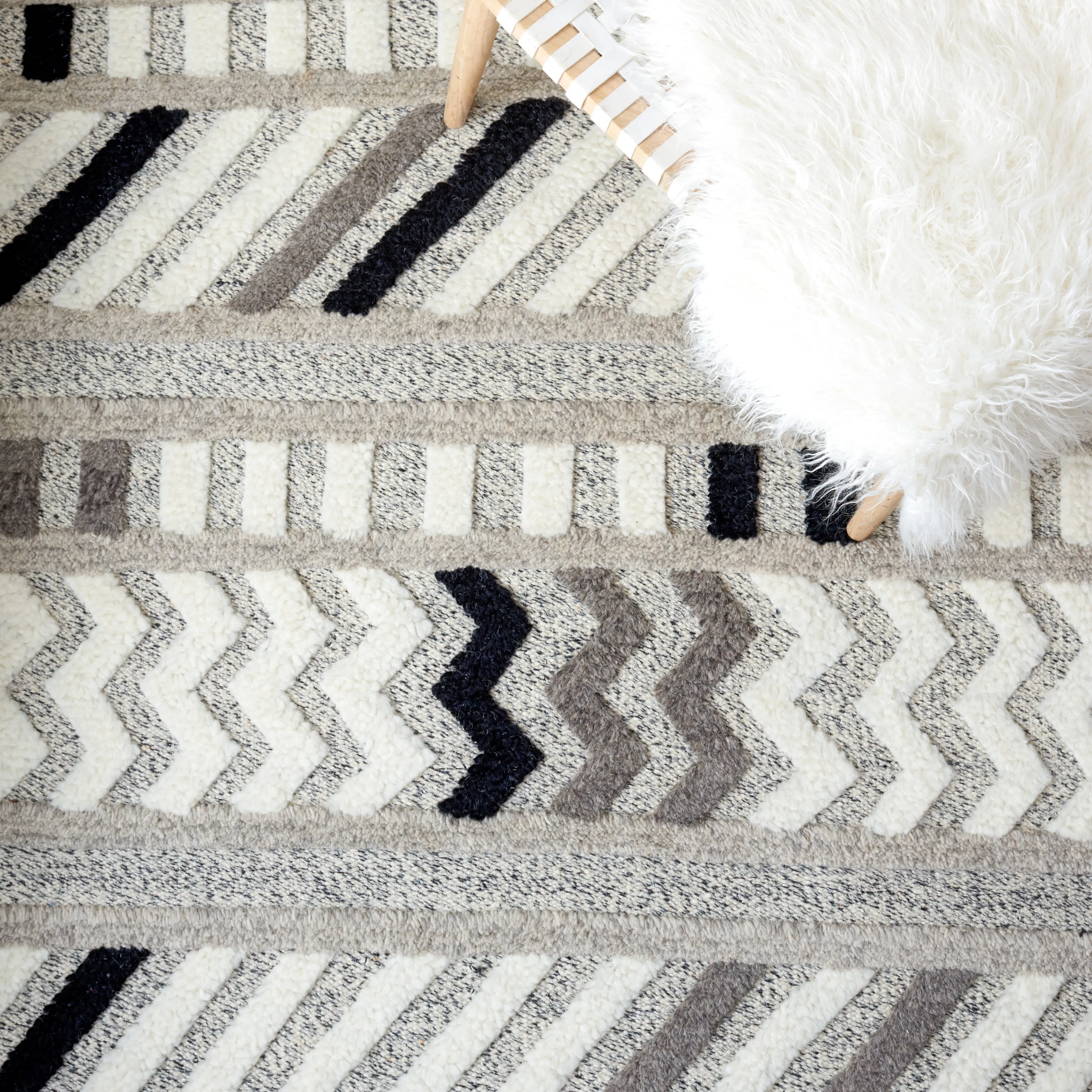 Casablanca Hand Made Area Rug, Ivory / Black Bohemian Style Non-Shedding