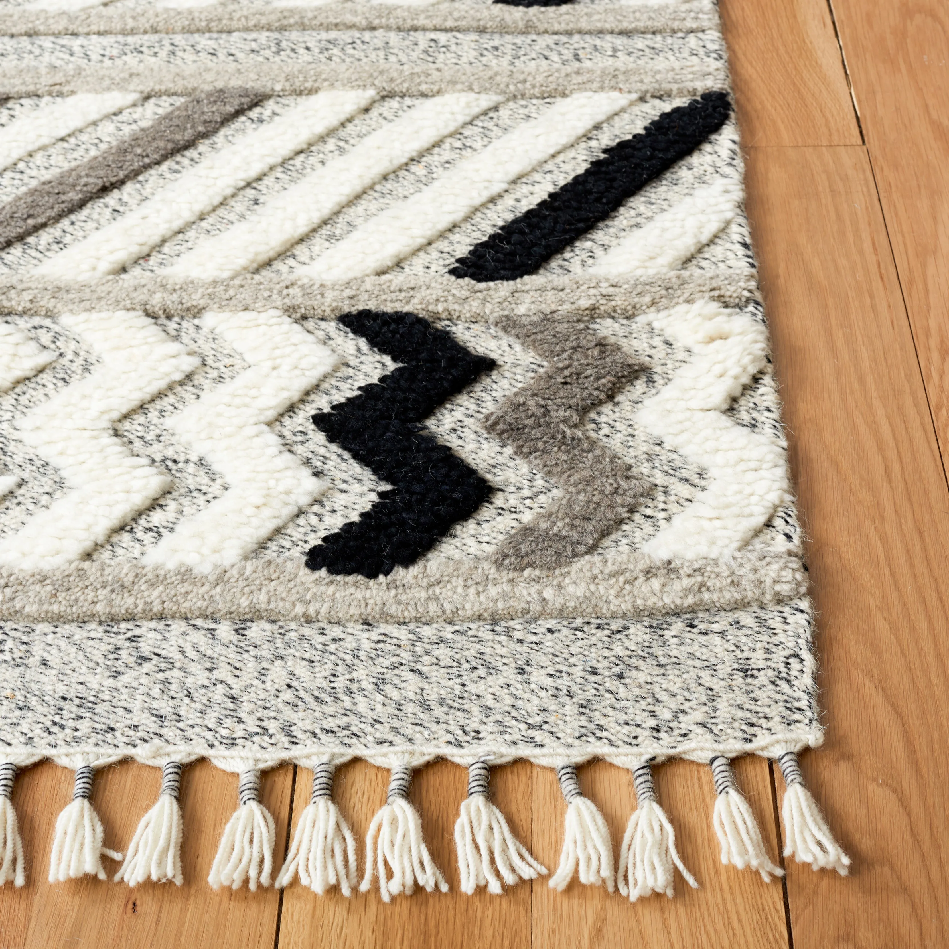 Casablanca Hand Made Area Rug, Ivory / Black Bohemian Style Non-Shedding