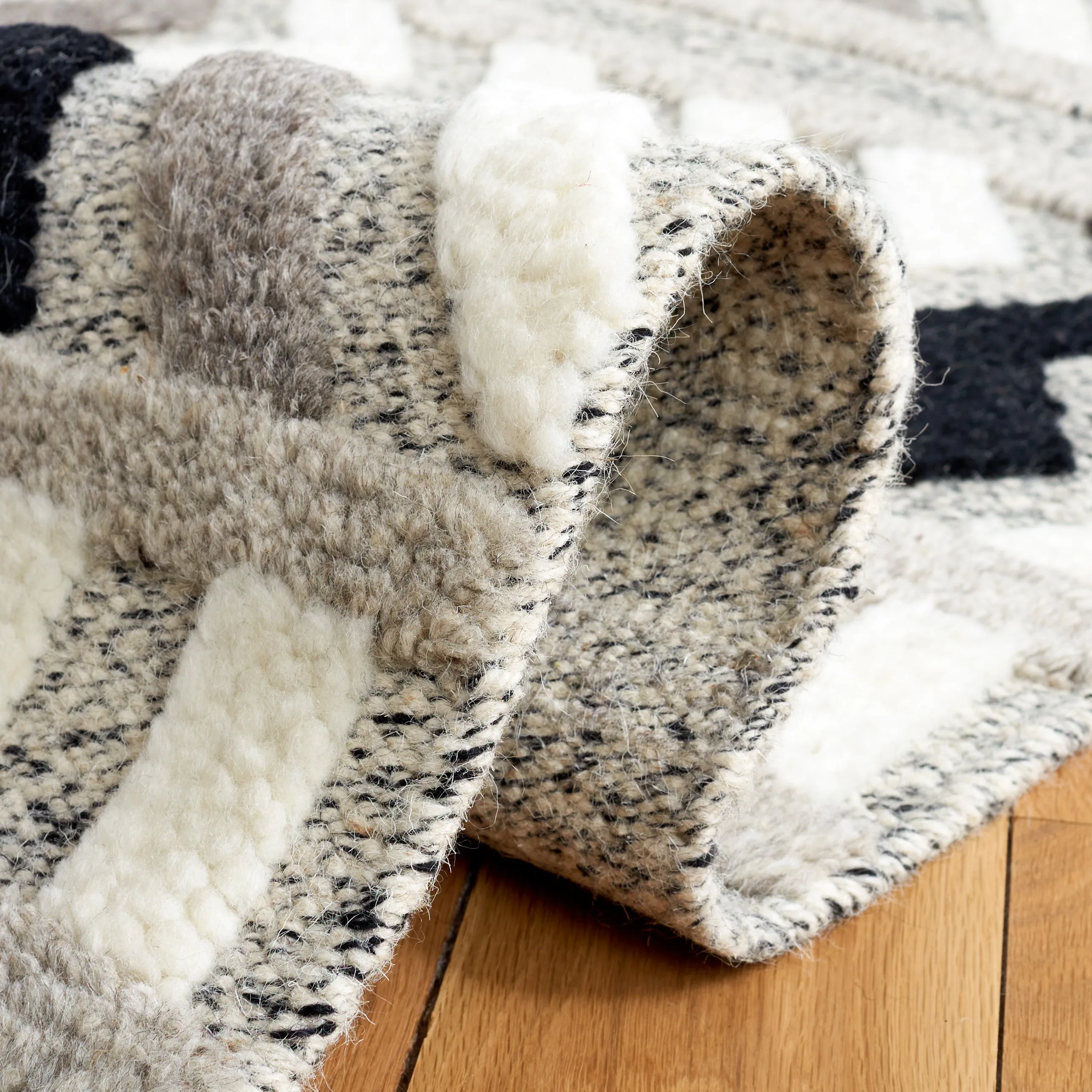 Casablanca Hand Made Area Rug, Ivory / Black Bohemian Style Non-Shedding