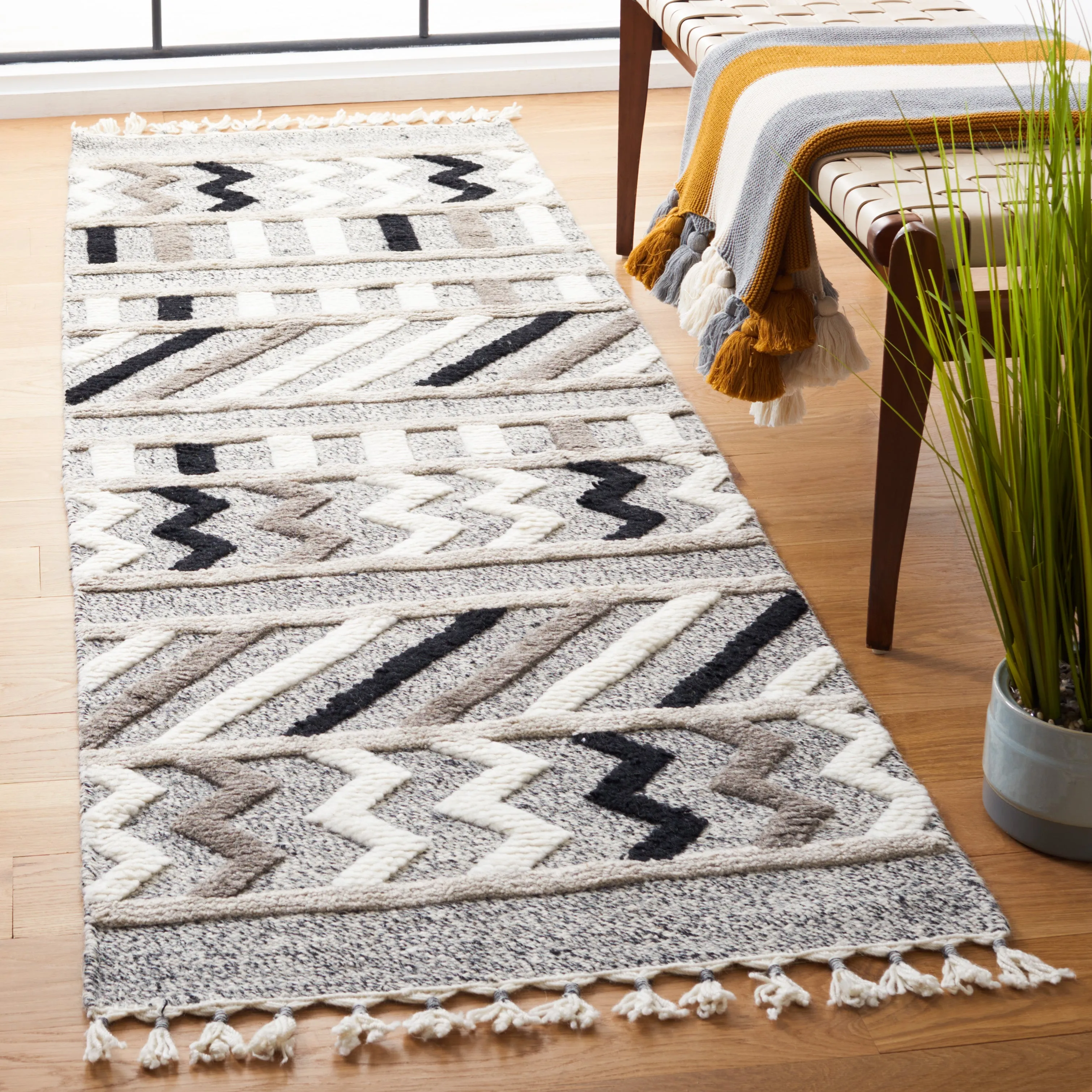 Casablanca Hand Made Area Rug, Ivory / Black Bohemian Style Non-Shedding
