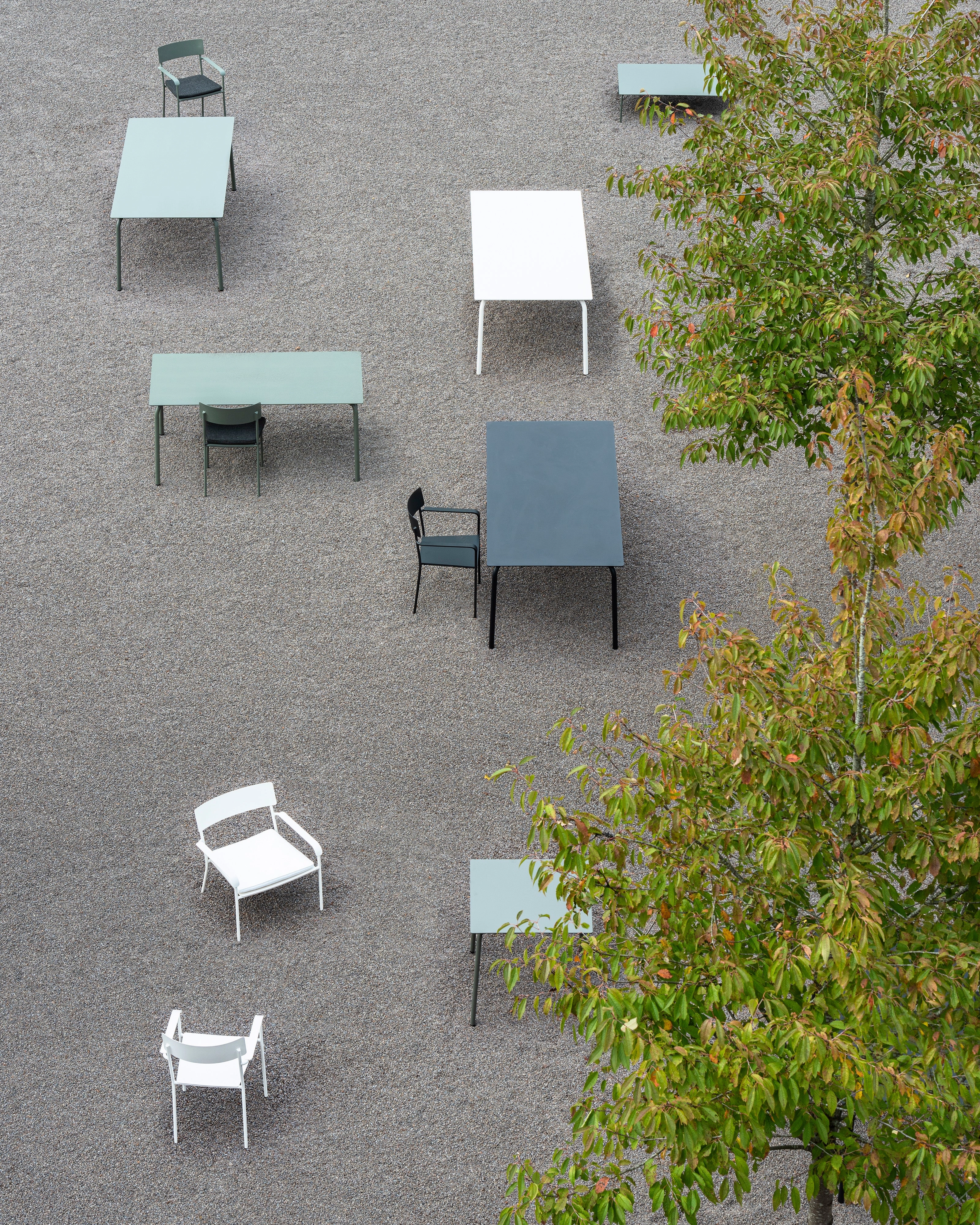 Dining table M aluminium sand August