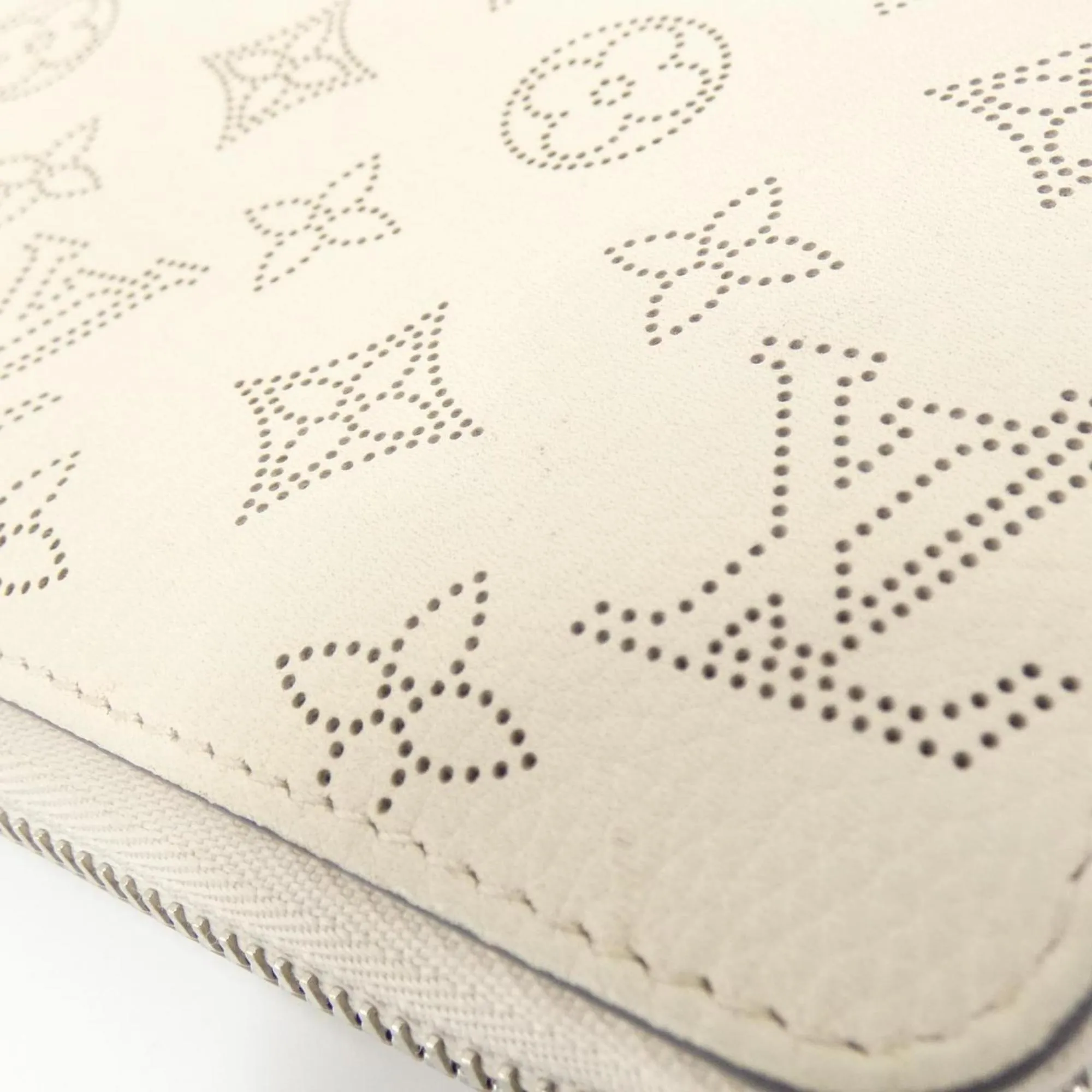 Louis Vuitton Lv ivory Mahina Leather Long Wallet (Bi-Fold) (Pre-Owned)