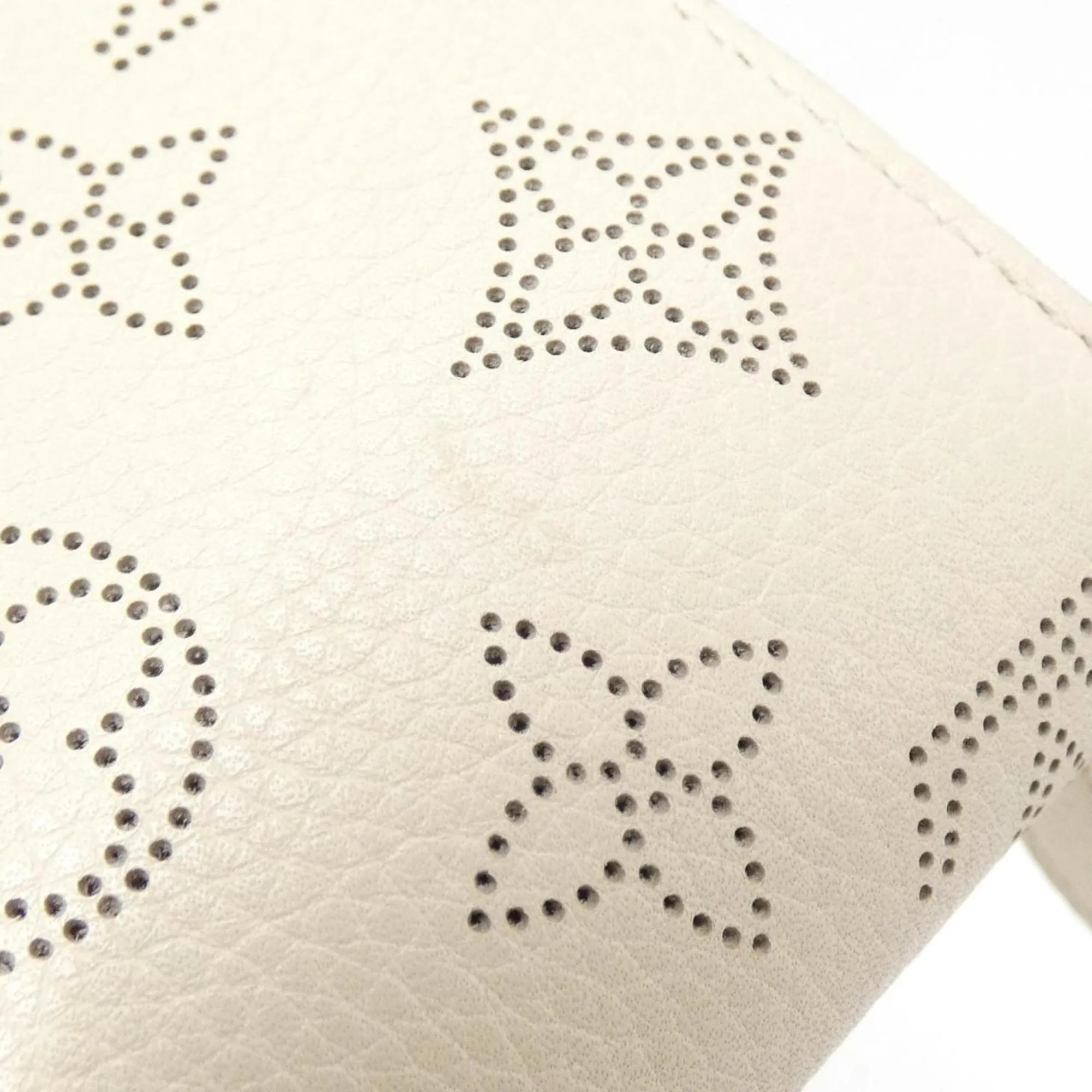 Louis Vuitton Lv ivory Mahina Leather Long Wallet (Bi-Fold) (Pre-Owned)