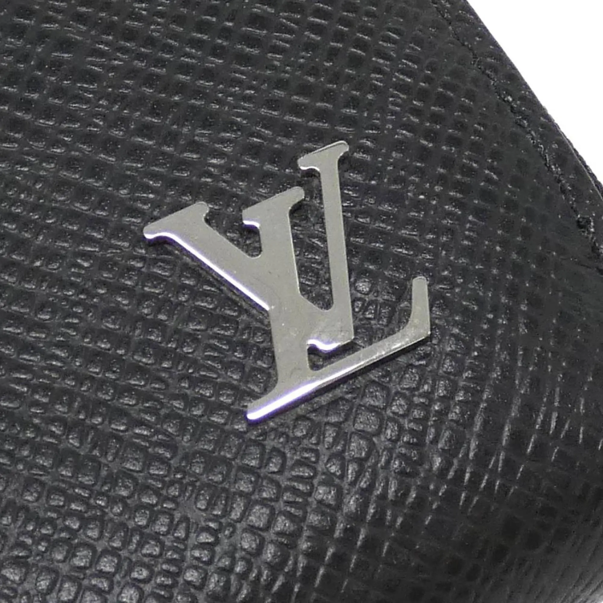 Louis Vuitton Taiga Leather Long Wallet (Bi-Fold) (Pre-Owned)