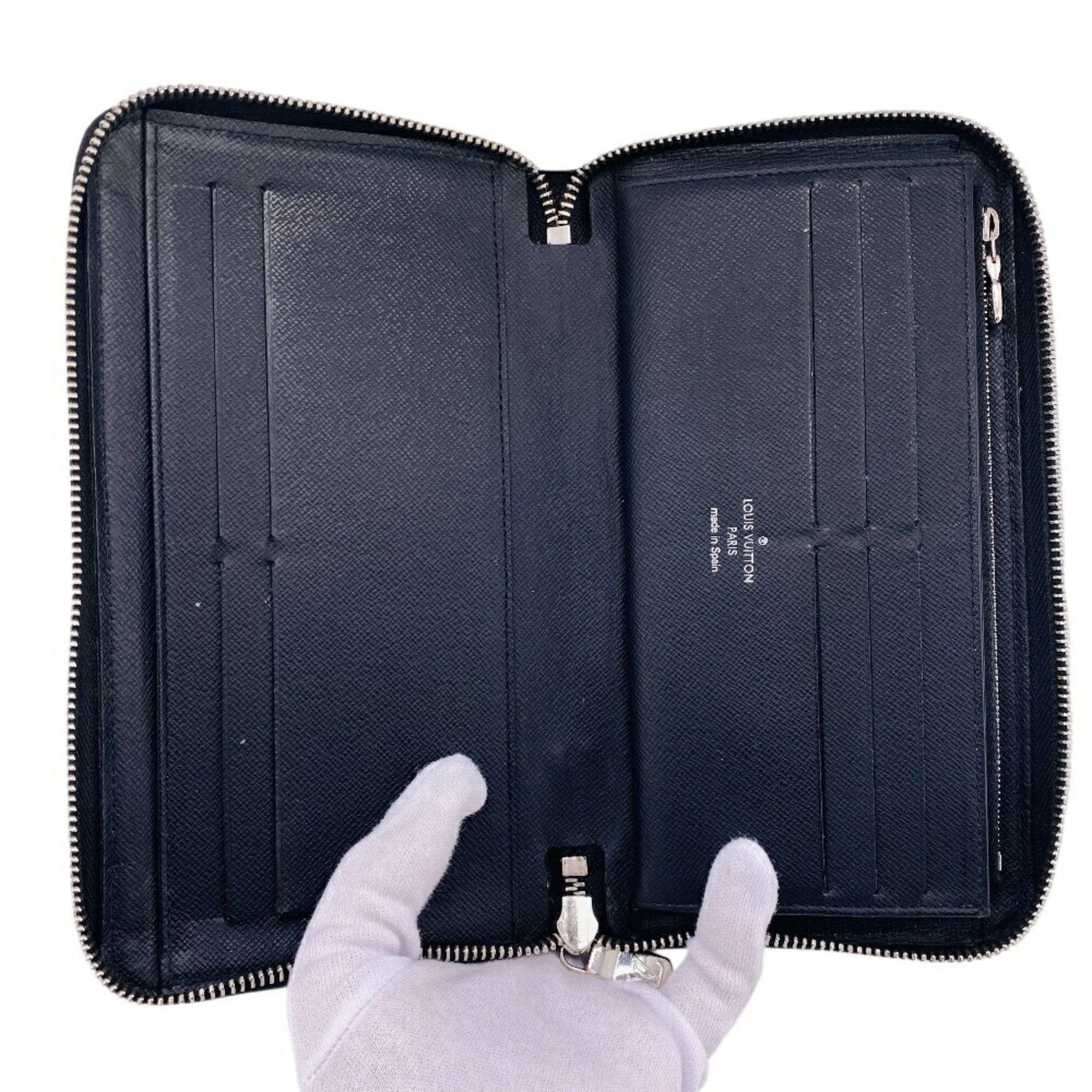 Louis Vuitton Taiga Leather Long Wallet (Bi-Fold) (Pre-Owned)