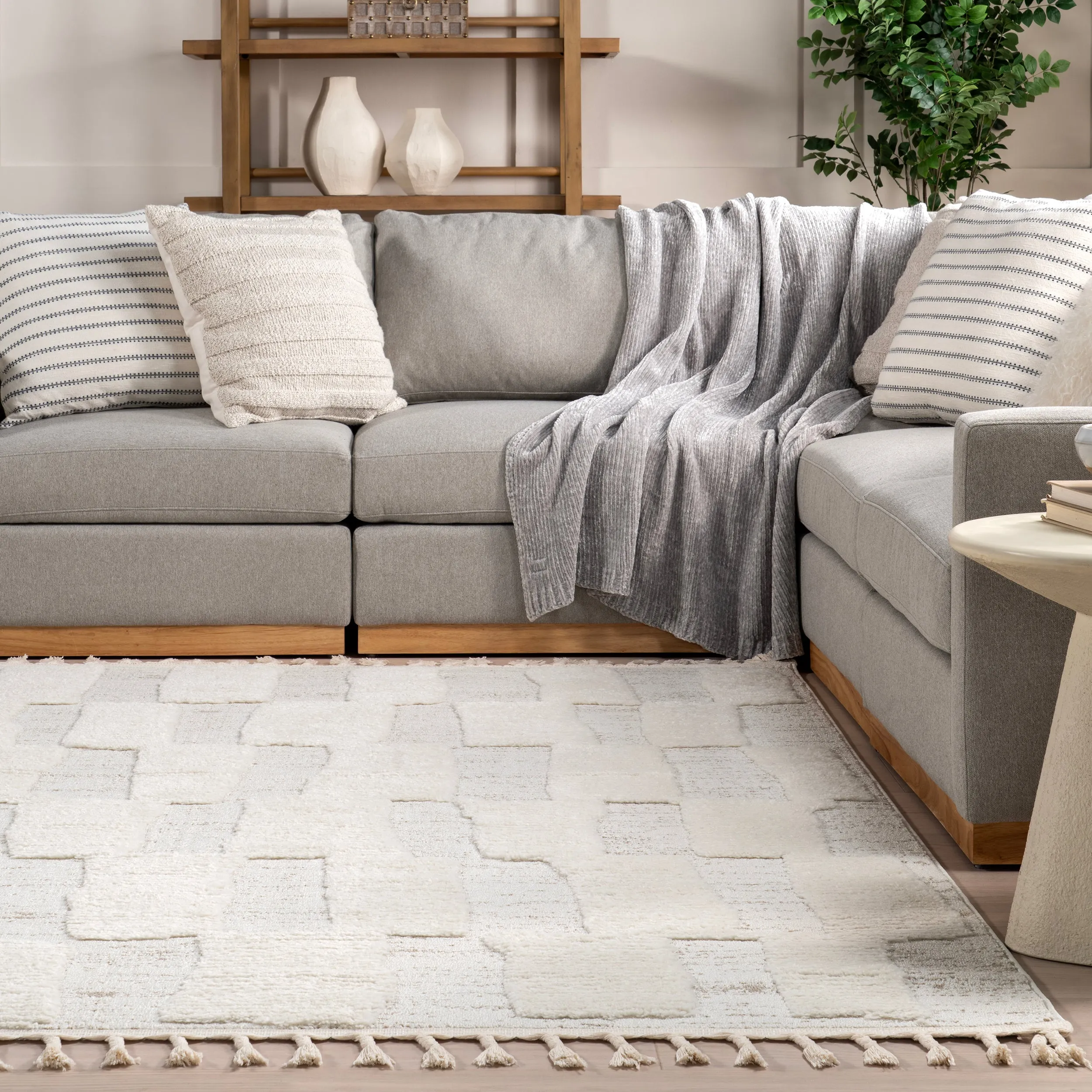 nuLOOM Magnolia High-Low Geometric Tasseled Area Rug